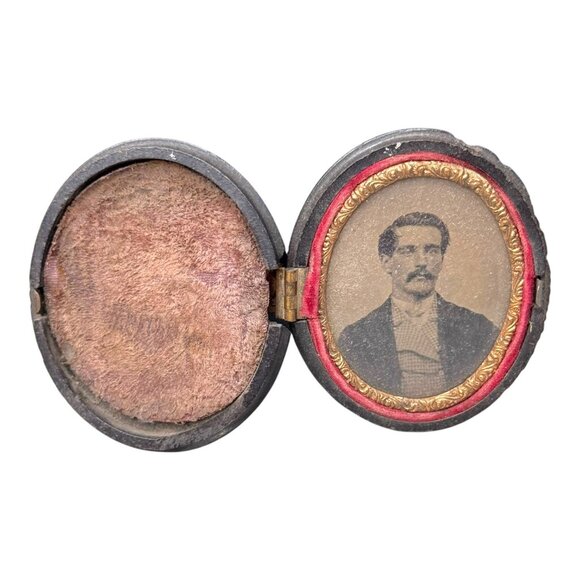 Antique Rare Victorian Oval Daguerrotype Union Case Man Mini Portrait READ - Picture 8 of 9